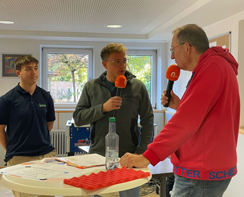 Moderator Neigenfind im Gespräch mit Schreiner Christian Knoll