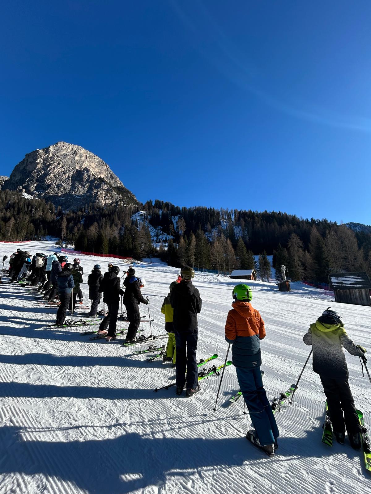 Aufmerksame Skischüler